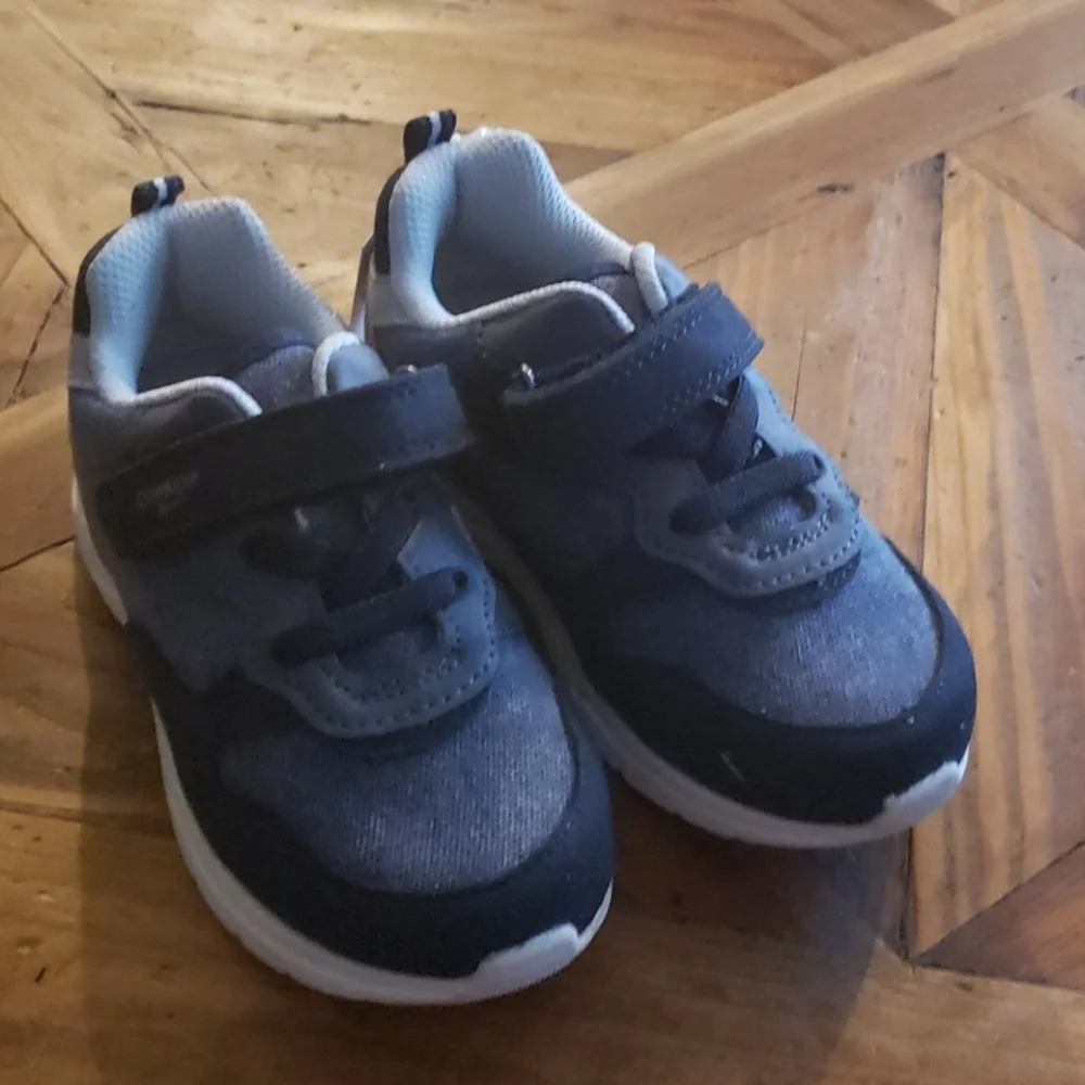 𝅺OSHKOSH Bgosh boys Sneakers size 10